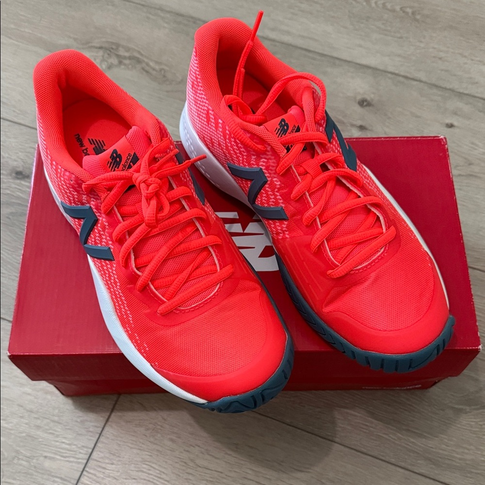 New Balance Youth sz 7 tennis court shoes New with box great color!